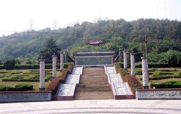 扁担山公墓座落在汉阳区的西北部,离二桥中心区仅1.